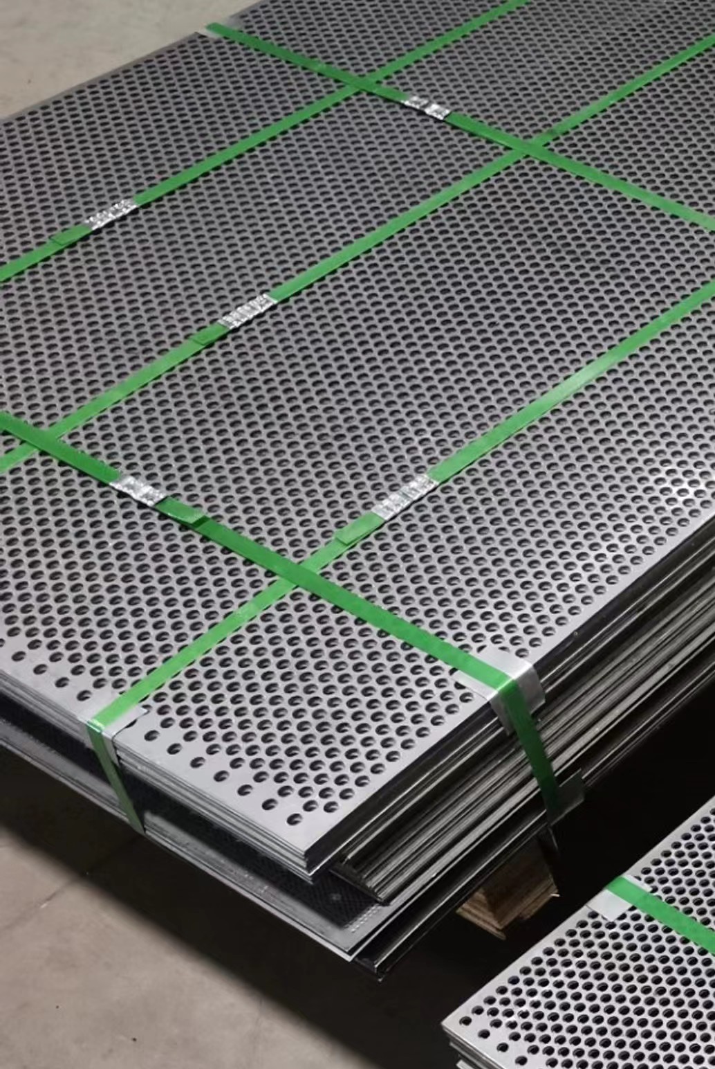 沖孔網(wǎng)、沖孔板、沖孔篩板:三者的區(qū)別與實(shí)際應(yīng)用分析